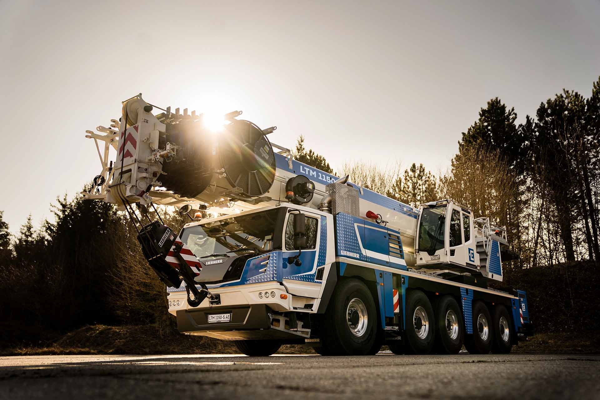 Liebherr LTM 1150-5.4E elektrisk mobilkran i motlys